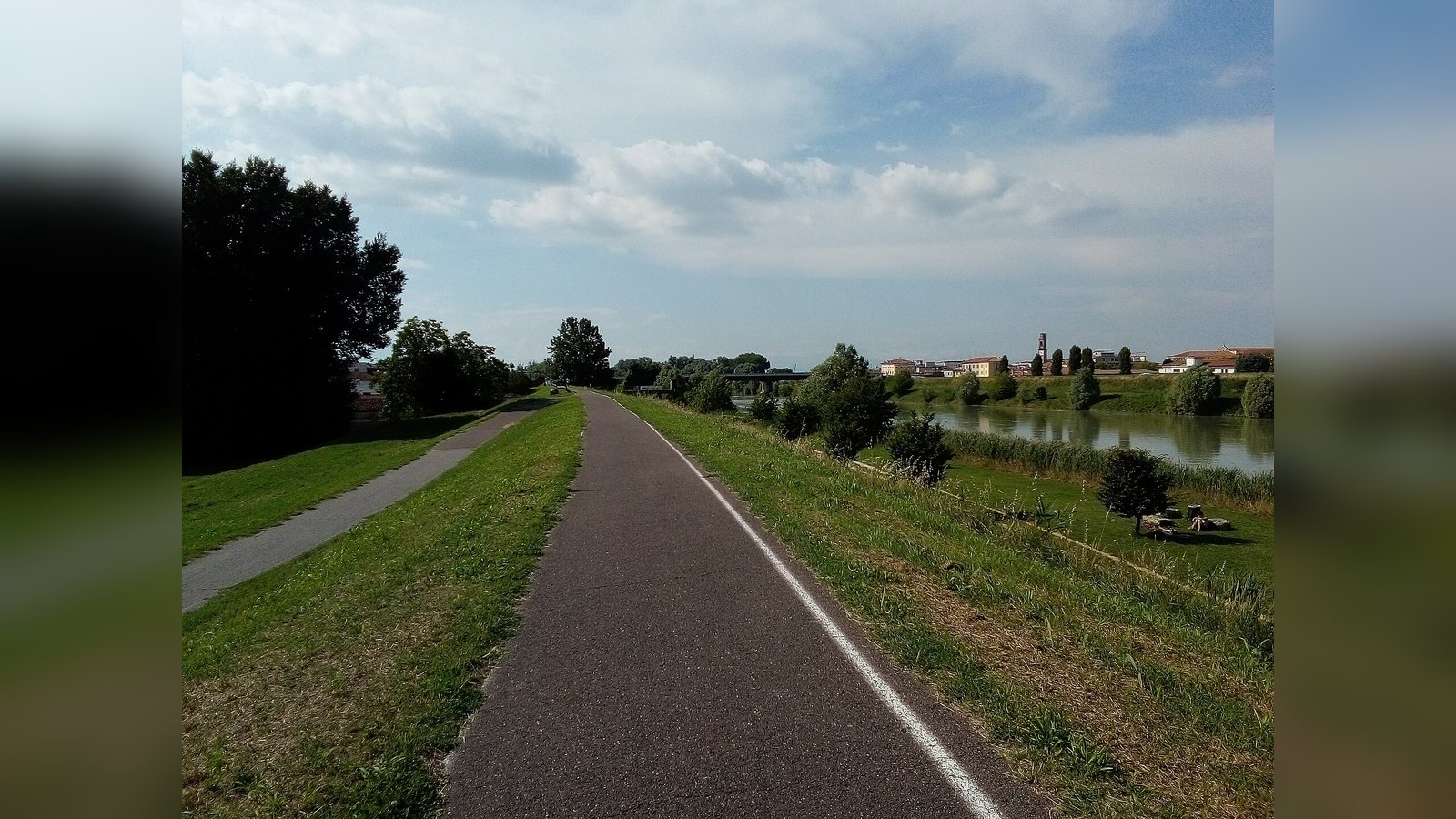 La pista ciclabile lungo l'argine dell'Adige nella pianura veronese