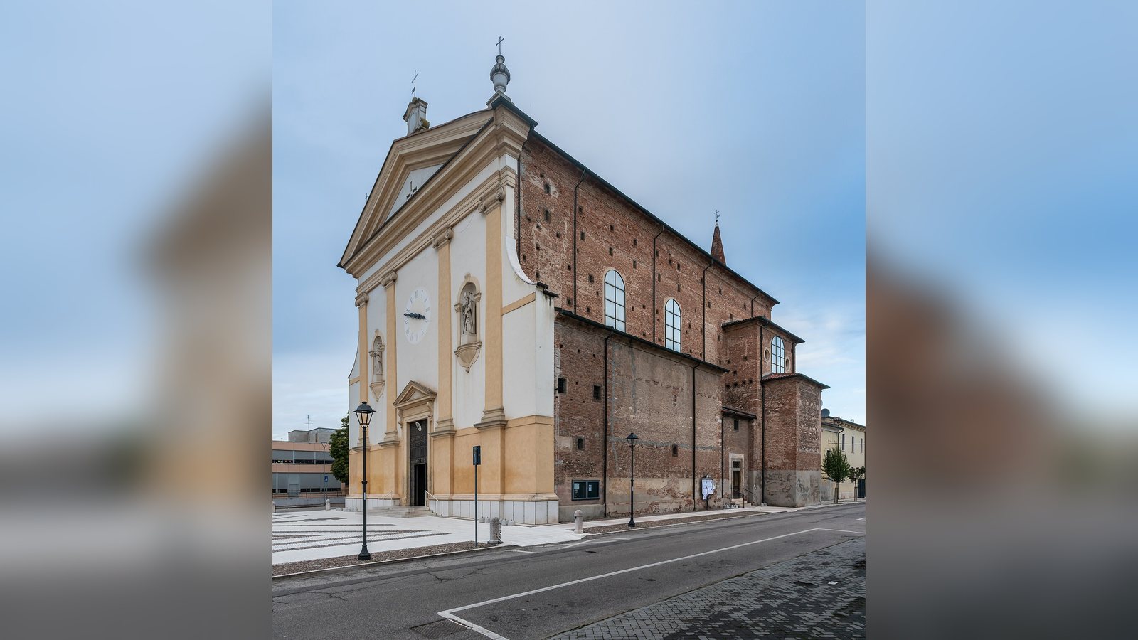 La chiesa di San Zeno in Santa Maria Assunta a Cerea vista dalla piazza