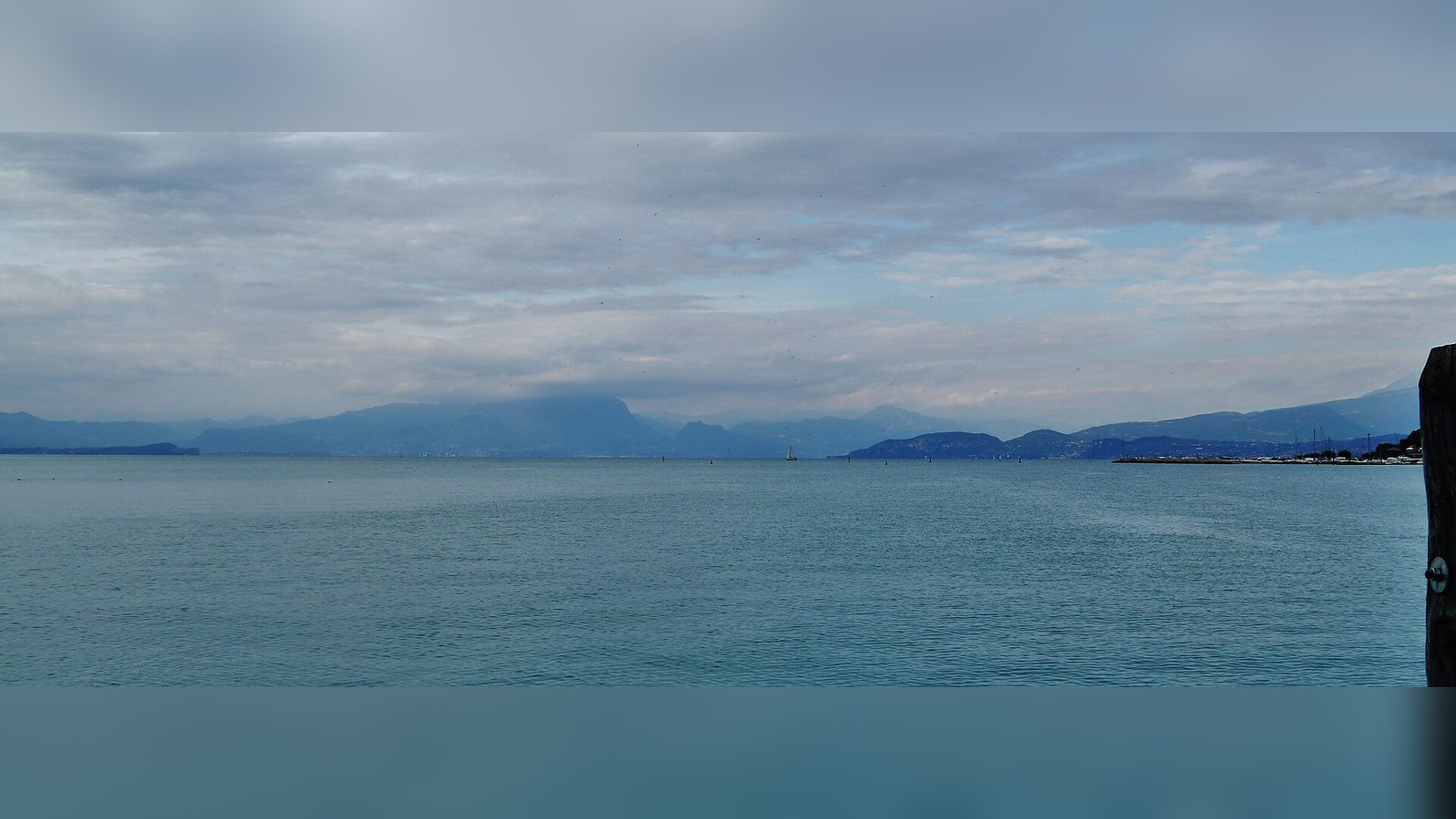La sponda veronese del Lago di Garda vista da Peschiera