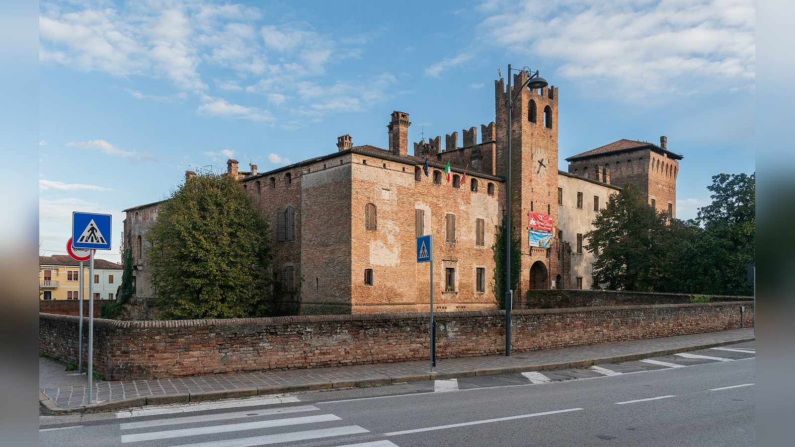 Il castello scaligero di Sanguinetto con le mura in mattoni e la torre