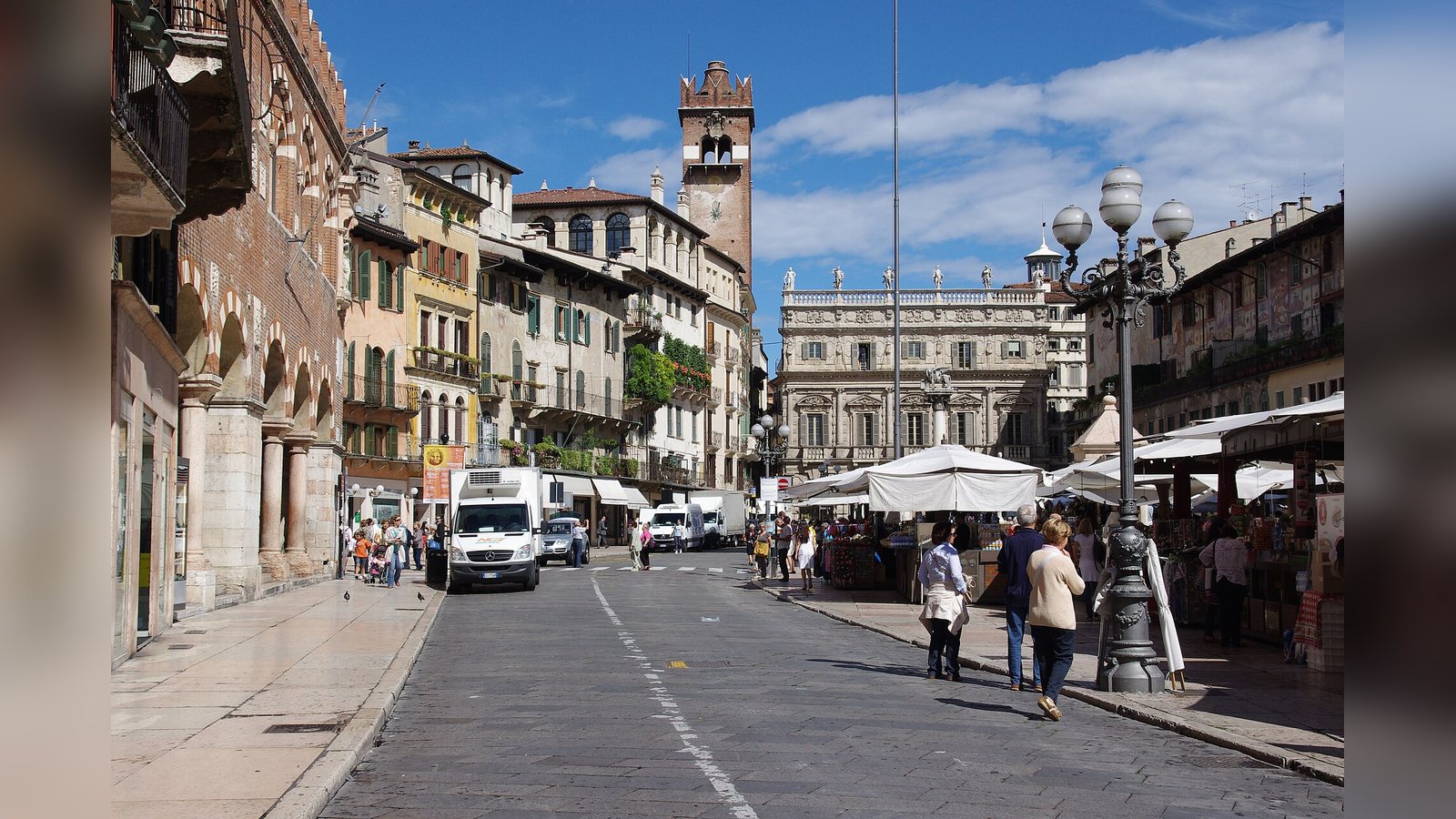 Piazza delle Erbe a Verona con i palazzi affrescati e le bancarelle